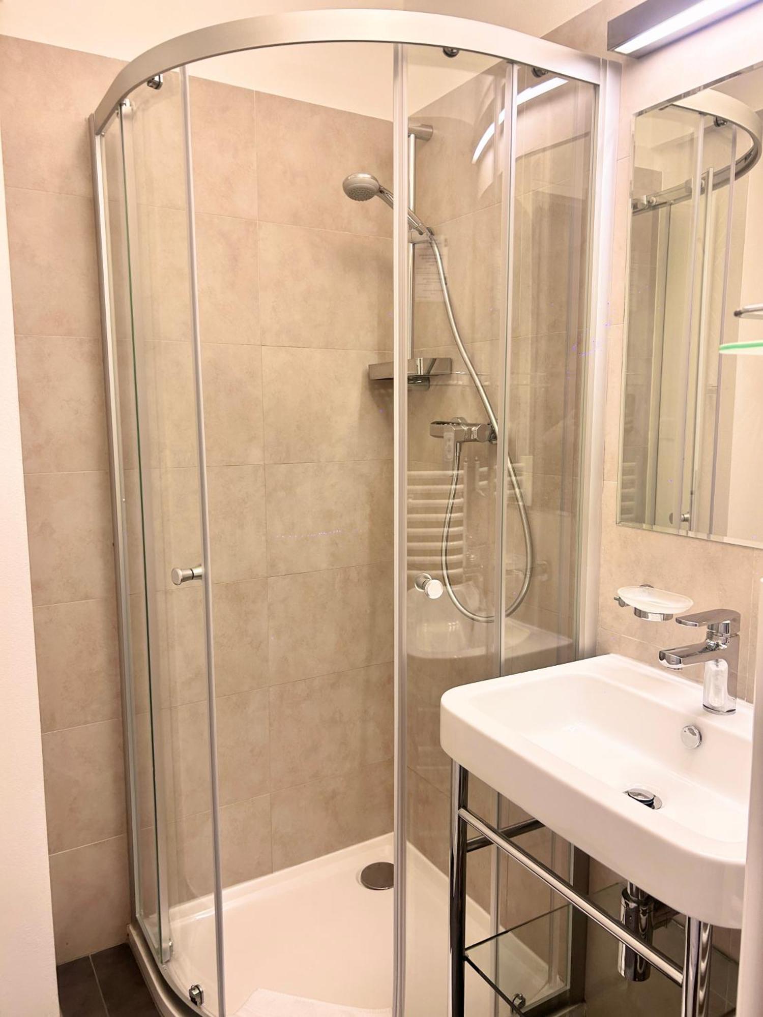 Standard Suite,1595398041:JPEG